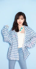 吴宣仪俏皮可爱休闲装，紧身牛仔裤穿搭写真美照