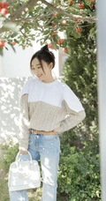 袁姗姗休闲毛衣牛仔裤穿搭山楂树下清新写真图片