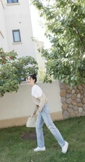 袁姗姗休闲毛衣牛仔裤穿搭山楂树下清新写真图片