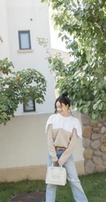 袁姗姗休闲毛衣牛仔裤穿搭山楂树下清新写真图片