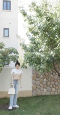 袁姗姗休闲毛衣牛仔裤穿搭山楂树下清新写真图片