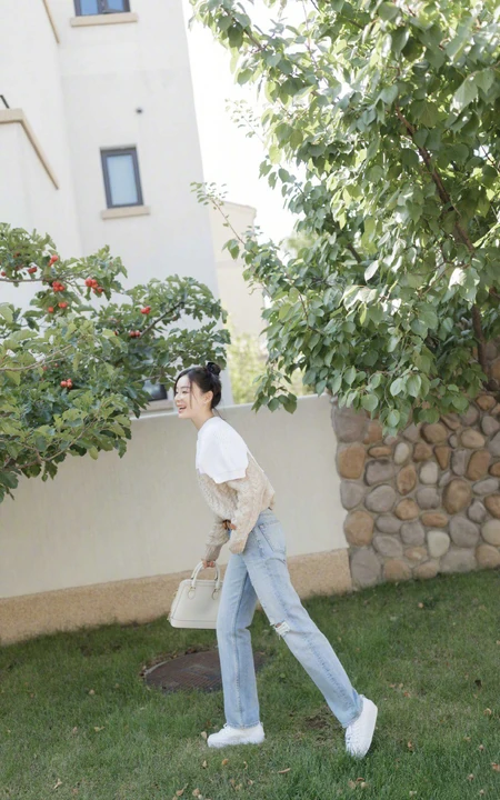 袁姗姗休闲毛衣牛仔裤穿搭山楂树下清新写真图片