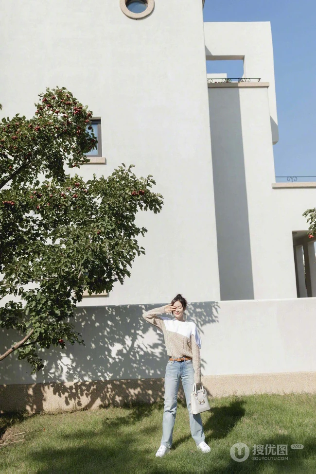 袁姗姗休闲毛衣牛仔裤穿搭山楂树下清新写真图片
