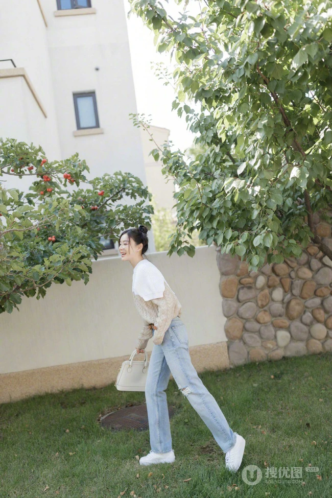 袁姗姗休闲毛衣牛仔裤穿搭山楂树下清新写真图片