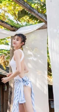 牟星白色紧身泳装气质泳池山庄写真，身材高挑，线条感修长