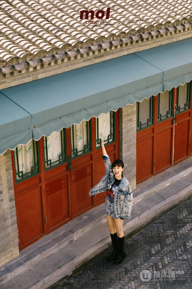 北京里的胡同女孩，王鹤润俏皮可爱胡同写真图片