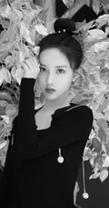 孟子义酷冷黑色针织衫树下黑白写真照