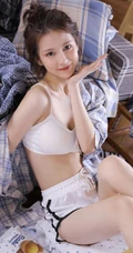 可爱玲珑娇小动人丸子头小脸蛋少女肩带家居服短裤室内俏皮写真图集