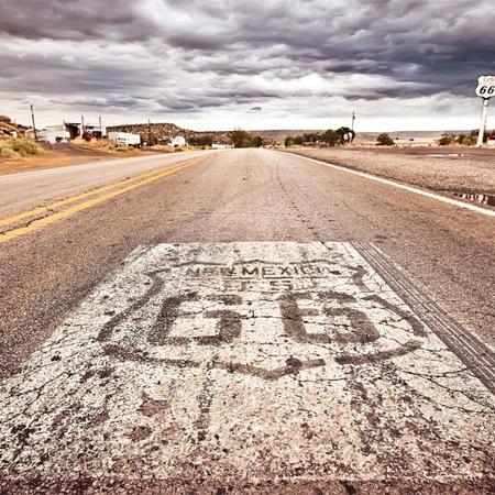 美国六十六号公路(Route 66)号牌，路面风景摄影美图