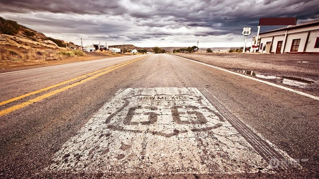 美国六十六号公路(Route 66)号牌，路面风景摄影美图