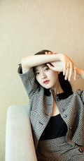 赵露思笑容甜美居家写真，格纹套装短裙着身，时尚靓丽