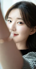 赵露思笑容甜美居家写真，格纹套装短裙着身，时尚靓丽
