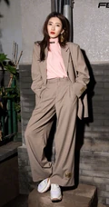 江疏影复古摩登浅色条纹西服套装气质写真照