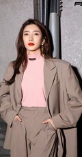 江疏影复古摩登浅色条纹西服套装气质写真照