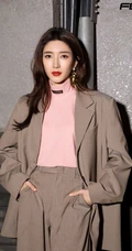 江疏影复古摩登浅色条纹西服套装气质写真照