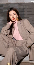 江疏影复古摩登浅色条纹西服套装气质写真照