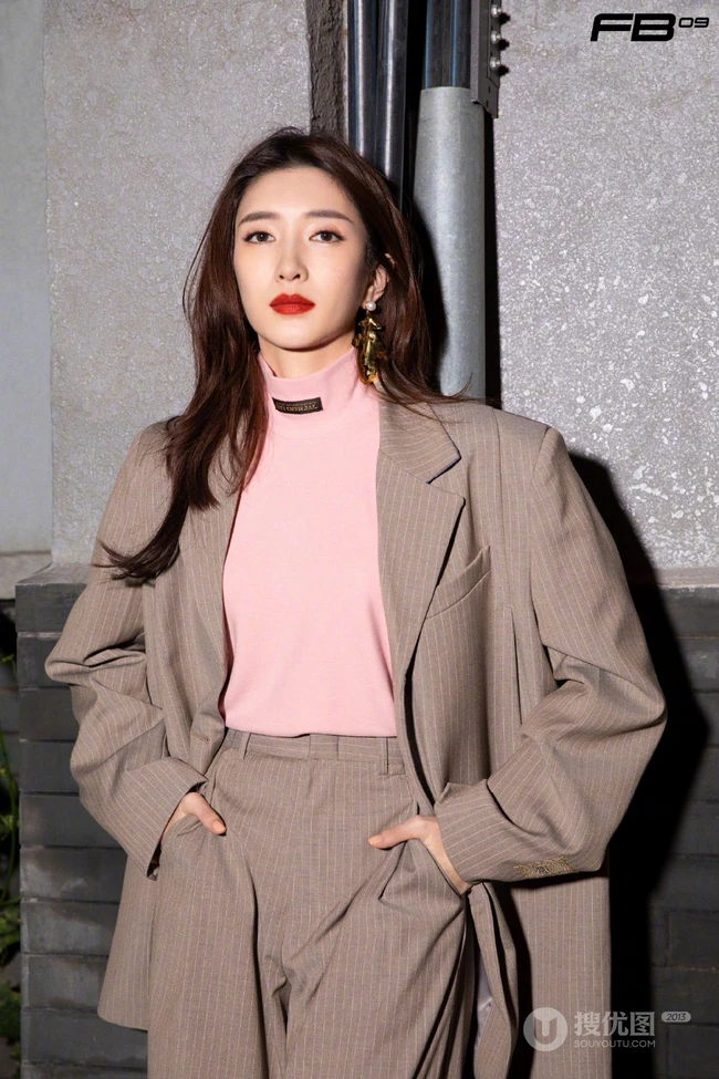 江疏影复古摩登浅色条纹西服套装气质写真照