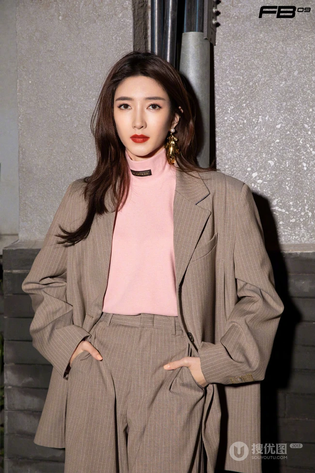 江疏影复古摩登浅色条纹西服套装气质写真照