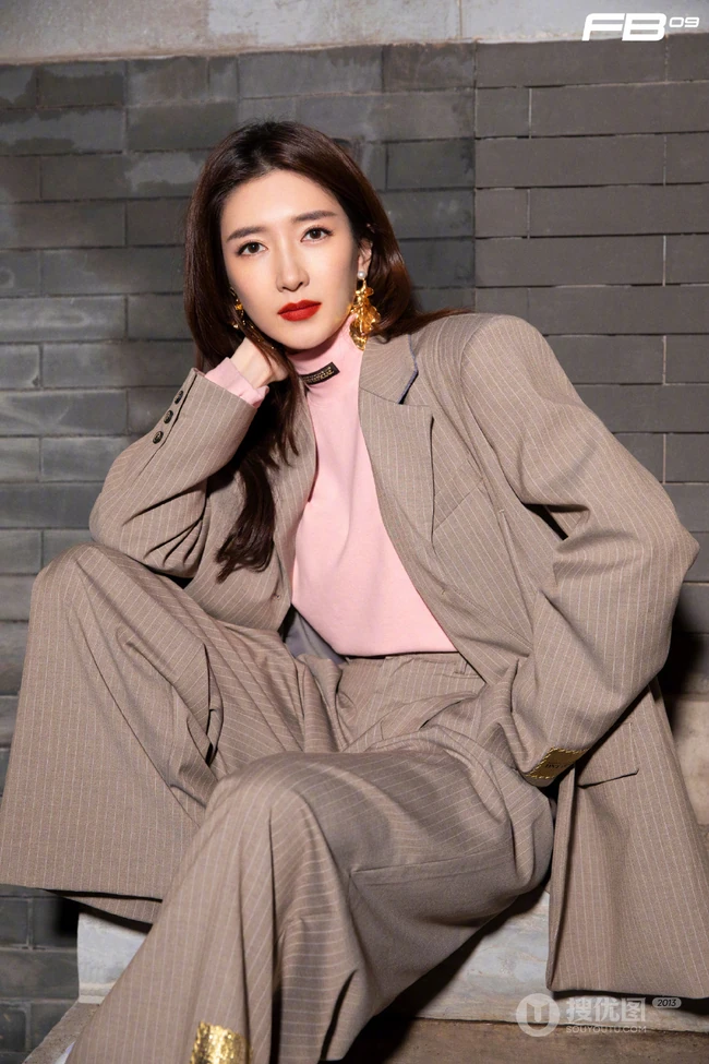江疏影复古摩登浅色条纹西服套装气质写真照