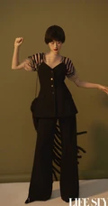 袁冰妍时尚俏丽短发发型登杂志写真，多套服饰之间变换，灵动动人