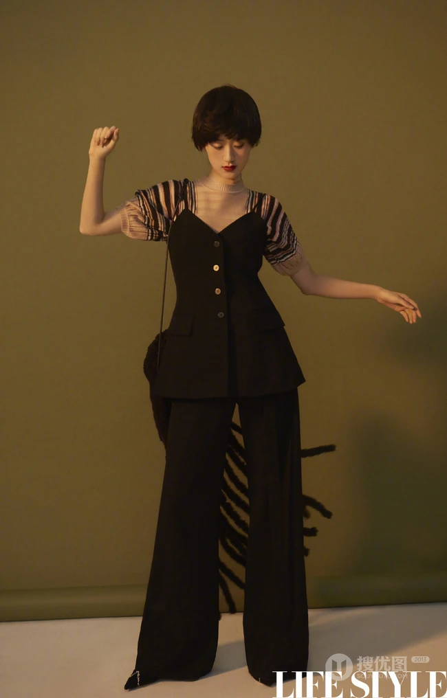 袁冰妍时尚俏丽短发发型登杂志写真，多套服饰之间变换，灵动动人