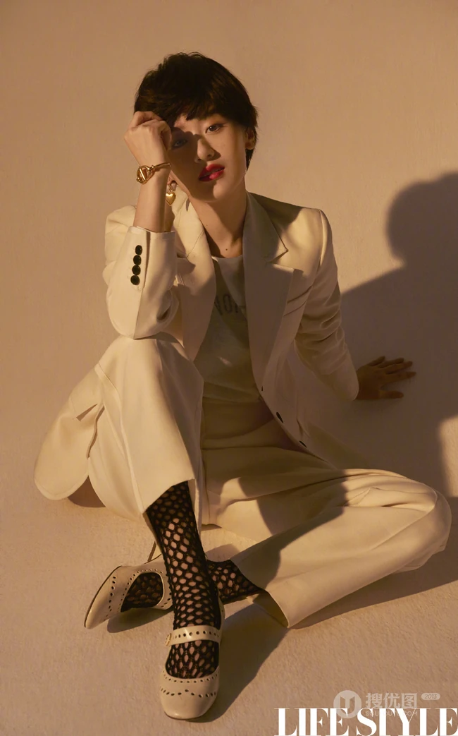 袁冰妍时尚俏丽短发发型登杂志写真，多套服饰之间变换，灵动动人