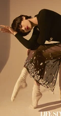 袁冰妍时尚俏丽短发发型登杂志写真，多套服饰之间变换，灵动动人