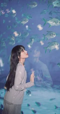 程潇清爽靓丽休闲衣牛仔短裤穿搭现身海底世界游玩写真美图