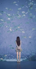 程潇清爽靓丽休闲衣牛仔短裤穿搭现身海底世界游玩写真美图