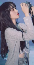 程潇清爽靓丽休闲衣牛仔短裤穿搭现身海底世界游玩写真美图