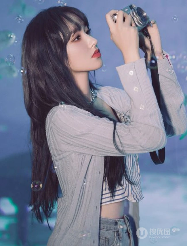 程潇清爽靓丽休闲衣牛仔短裤穿搭现身海底世界游玩写真美图