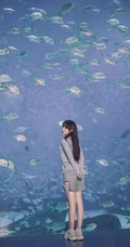 程潇清爽靓丽休闲衣牛仔短裤穿搭现身海底世界游玩写真美图