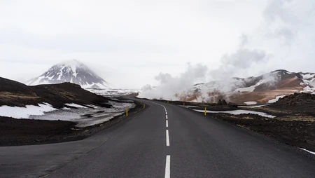 穿越群山的高速公路，路上的唯美大自然风景8K高清电脑壁纸