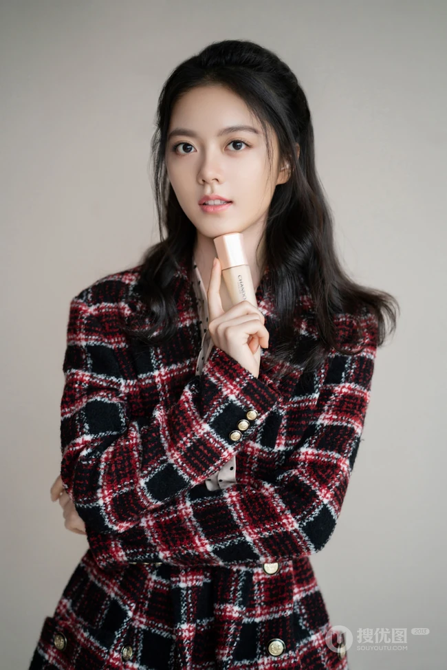 赵今麦大格纹外套甜美俏丽代言写真图片