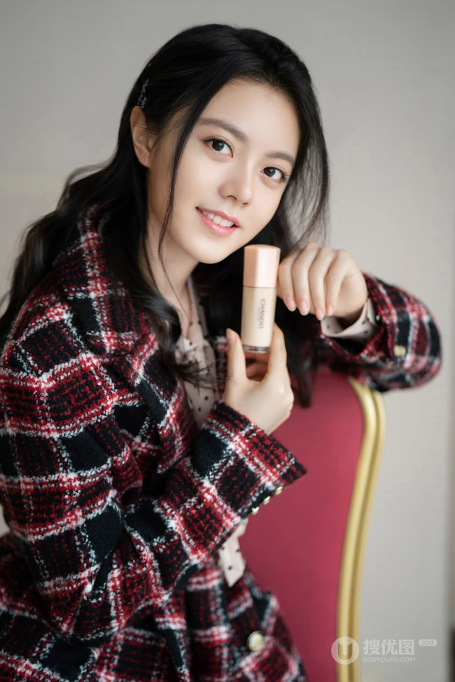 赵今麦大格纹外套甜美俏丽代言写真图片