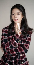 赵今麦大格纹外套甜美俏丽代言写真图片