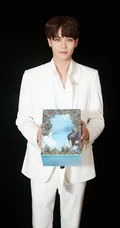 台湾帅哥林彦俊纯白西服套装着身，五官俊朗，眼神犀利帅气写真照