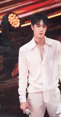 王一博全白look西服套装写真，舞台照片图集