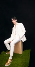 王一博全白look西服套装写真，舞台照片图集