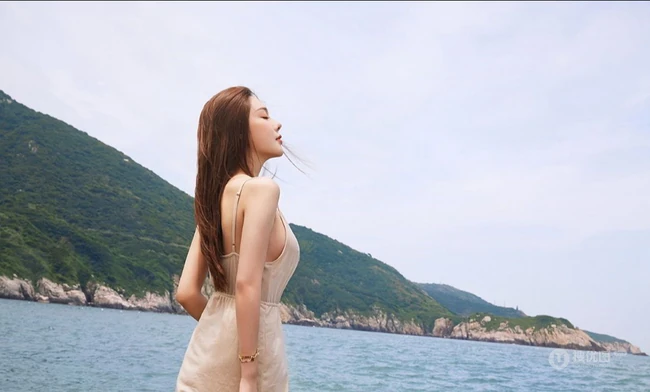 身材苗条，线条完美刚刚好的气质女生陈圆圆半浸在海水中大玩清透写真图集
