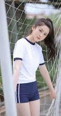 玩棒球的马尾辫长发线条感运动T恤短裤套装少女清新户外运动写真集