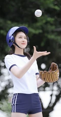 玩棒球的马尾辫长发线条感运动T恤短裤套装少女清新户外运动写真集