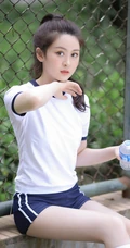 玩棒球的马尾辫长发线条感运动T恤短裤套装少女清新户外运动写真集
