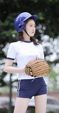 玩棒球的马尾辫长发线条感运动T恤短裤套装少女清新户外运动写真集