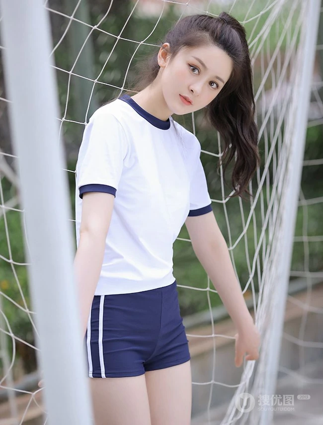 玩棒球的马尾辫长发线条感运动T恤短裤套装少女清新户外运动写真集