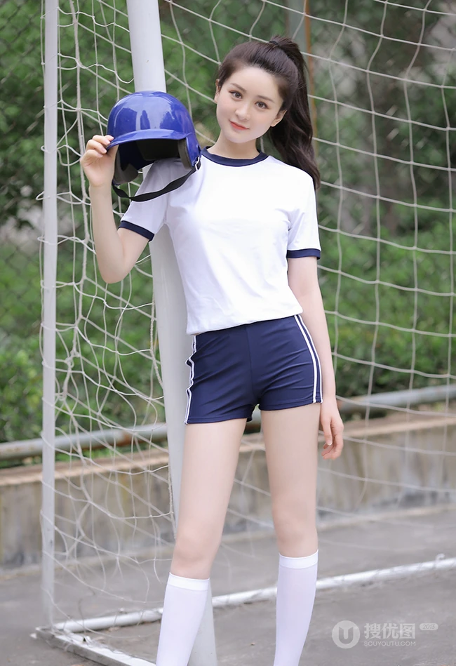 玩棒球的马尾辫长发线条感运动T恤短裤套装少女清新户外运动写真集