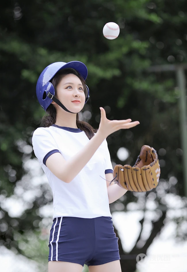 玩棒球的马尾辫长发线条感运动T恤短裤套装少女清新户外运动写真集