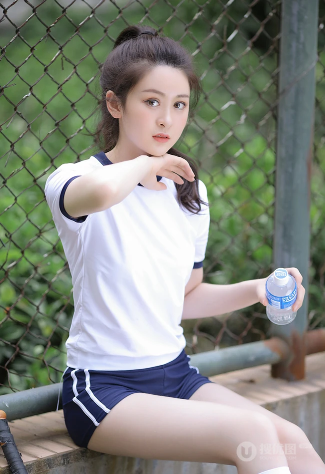 玩棒球的马尾辫长发线条感运动T恤短裤套装少女清新户外运动写真集