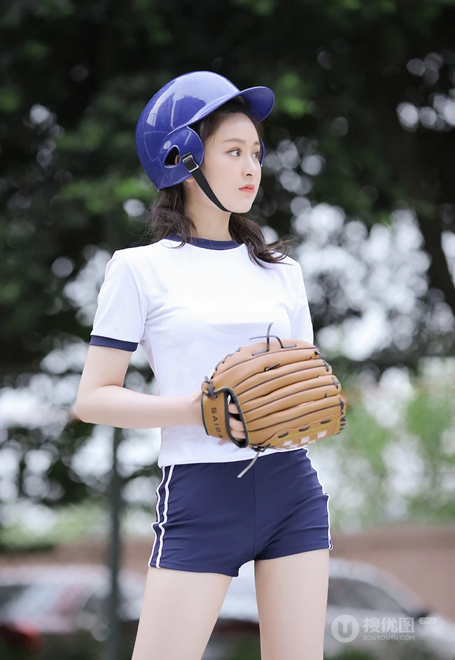玩棒球的马尾辫长发线条感运动T恤短裤套装少女清新户外运动写真集
