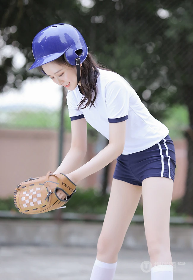 玩棒球的马尾辫长发线条感运动T恤短裤套装少女清新户外运动写真集